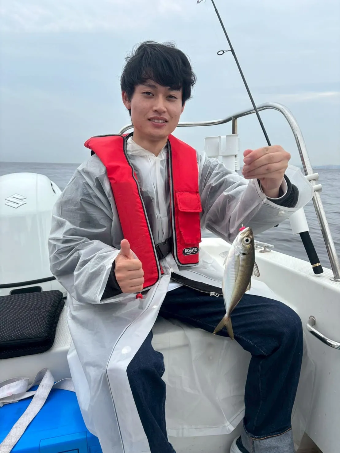 アジを釣り上げてサムズアップ