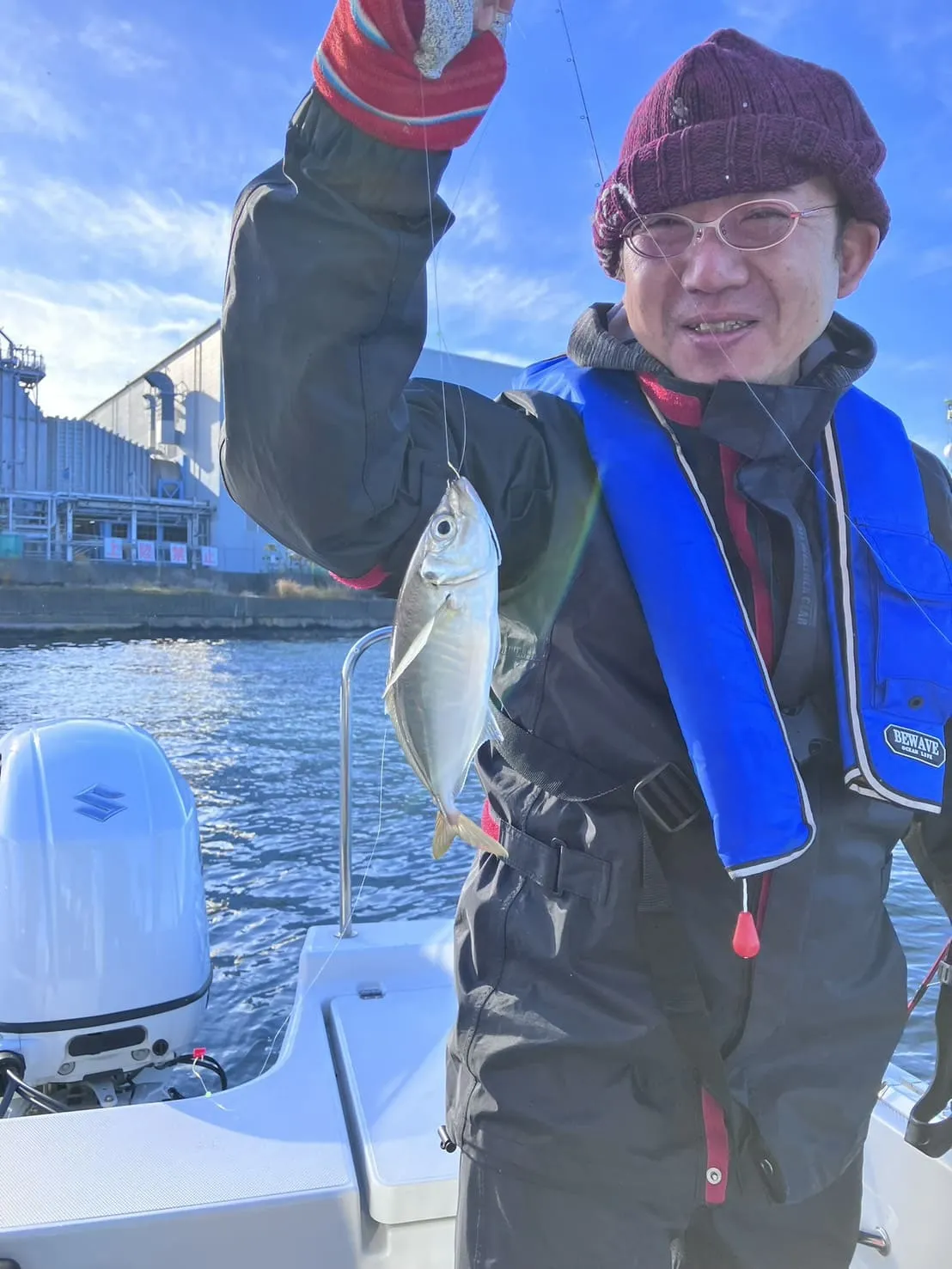 船釣りの服装例（防寒・ライフジャケット着用）